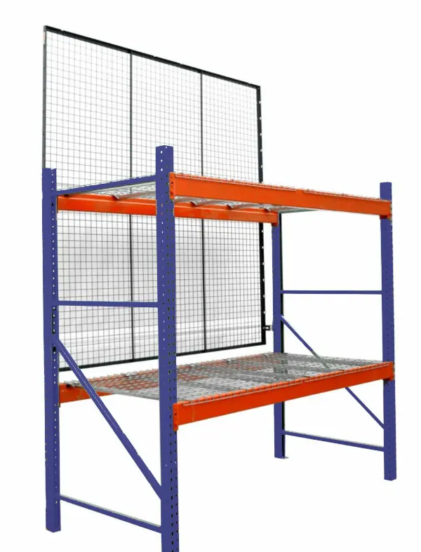 Malla anticaída instalada en la parte posterior de un rack industrial