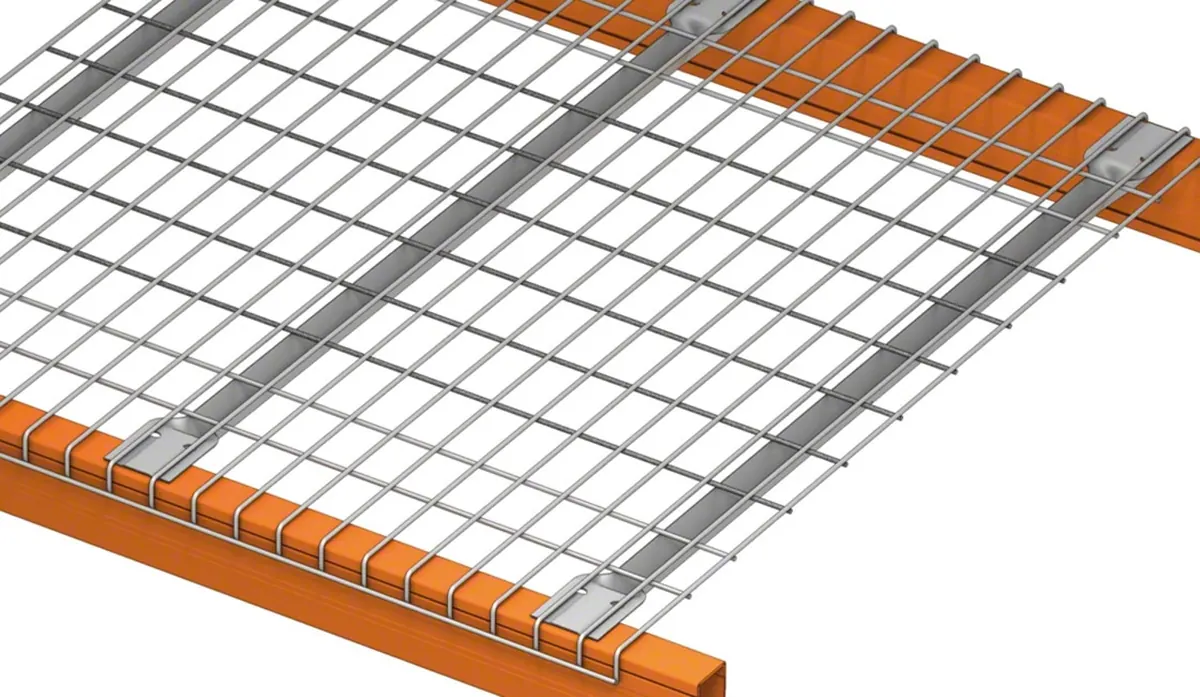 Parrilla metálica de RC Racks montada sobre vigas naranjas de rack selectivo