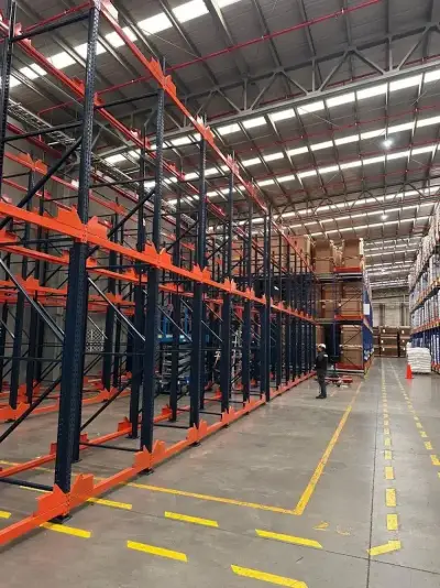 Almacén con racks selectivos instalados por RC Racks