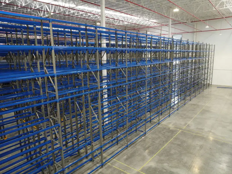 Pasillo de almacén con racks selectivos fabricados por RC Racks
