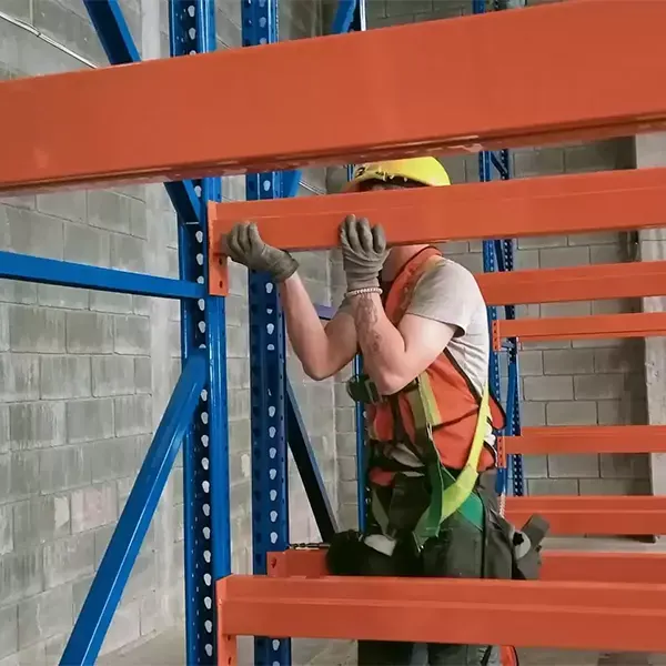 Técnico de RC Racks dando mantenimiento a un rack industrial