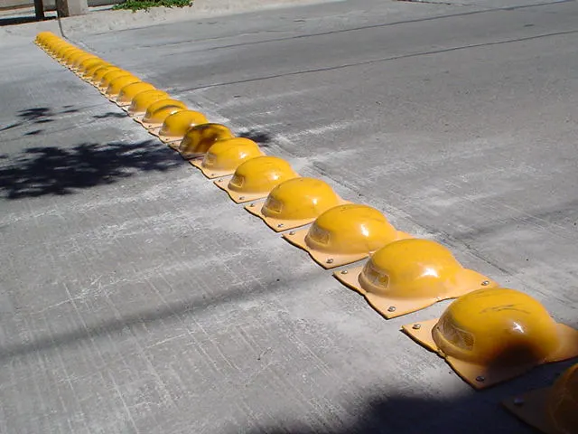 Boyas metálicas viales en áreas urbanas y rurales