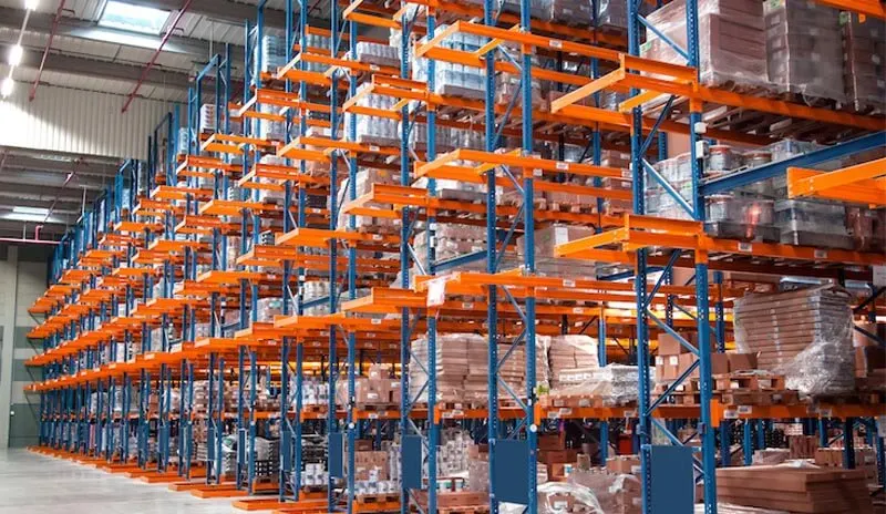 Distribución de mercancía en racks industriales