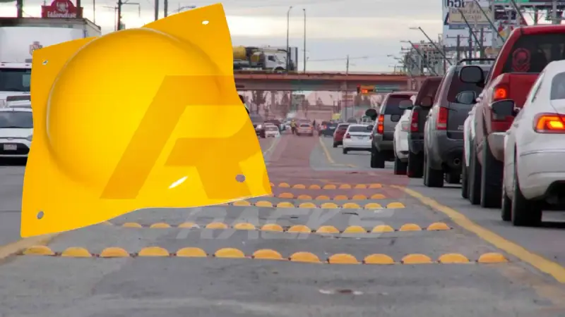 Boya metálica vial amarilla sobre una avenida con boyas instaladas en el pavimento