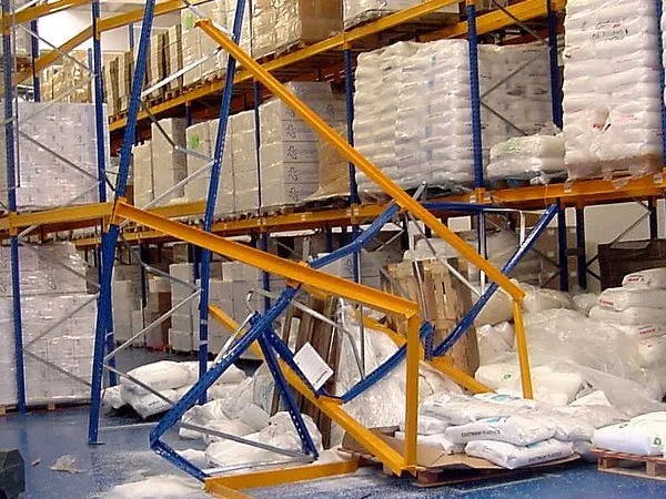Estanterías caídas por falta de inspección
