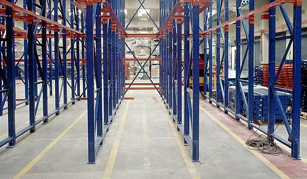 Rack drive-in de RC Racks con túneles de almacenamiento por gravedad