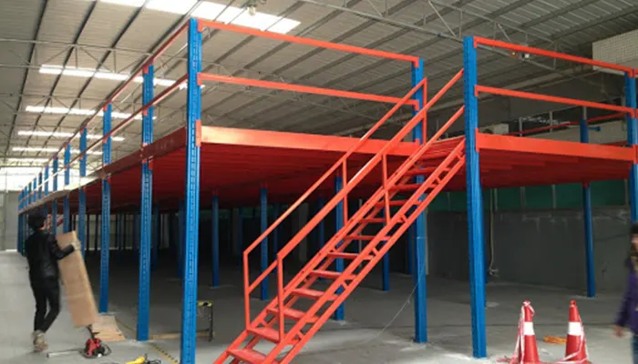 Mezzanine industrial de RC Racks con segundo nivel de operación