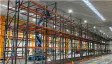 Pasillo de rack selectivo con tarimas en tres niveles